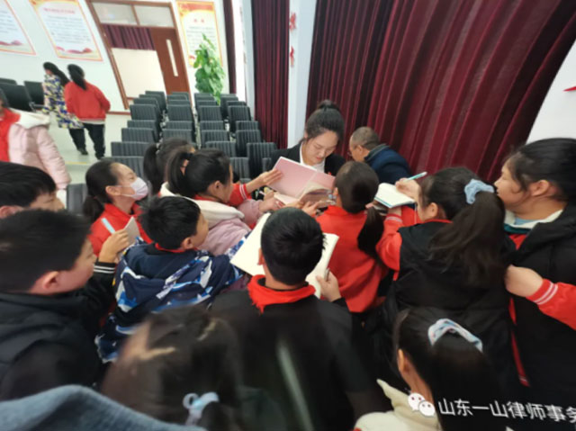 一山律师进校园 宪法讲座入人心