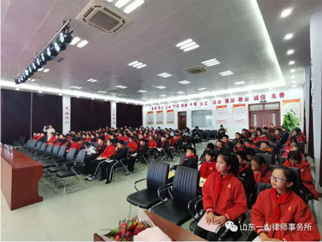 一山律师进校园 宪法讲座入人心